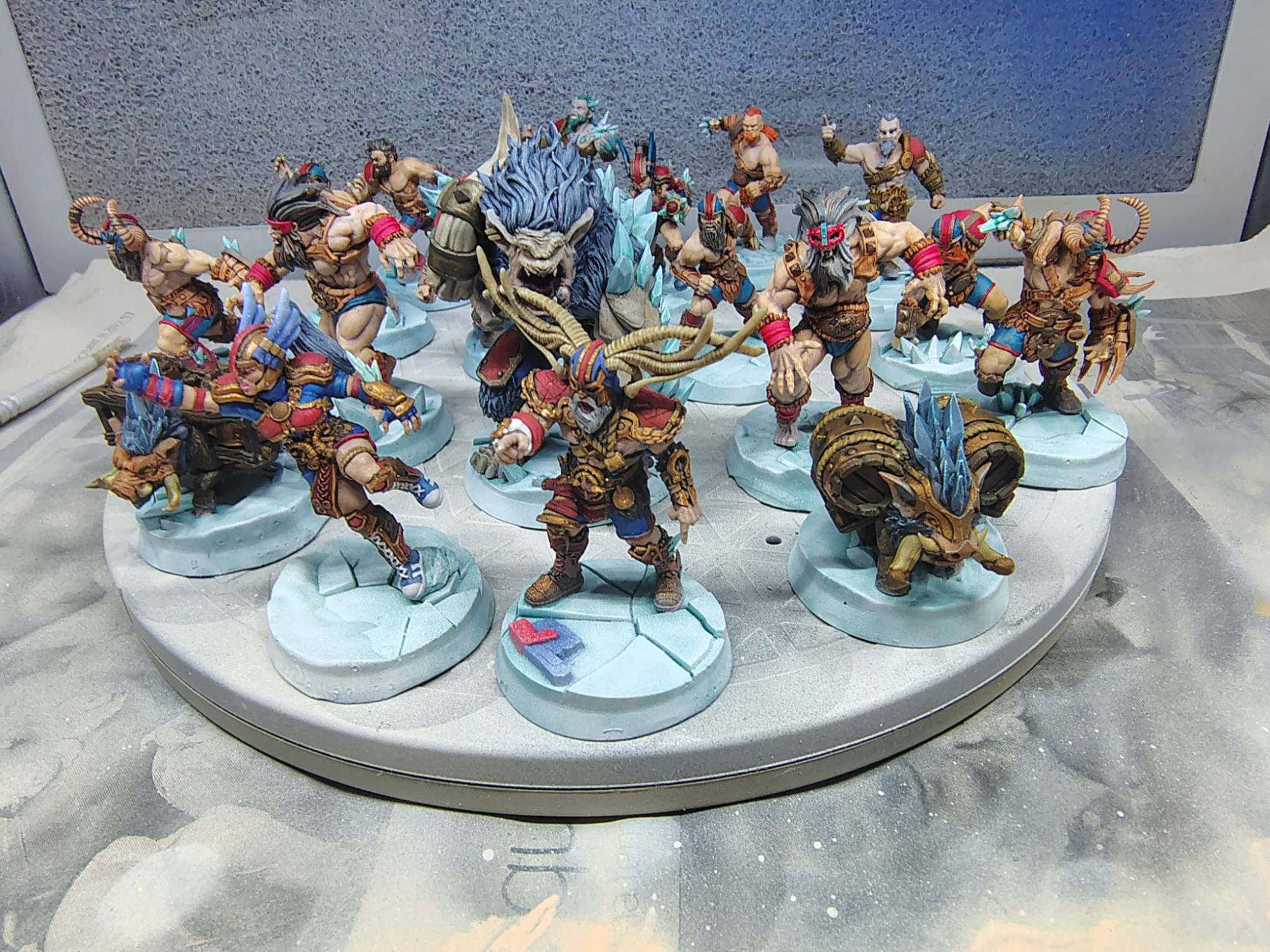 Equipo de miniaturas pintado sobre peanas de hielo